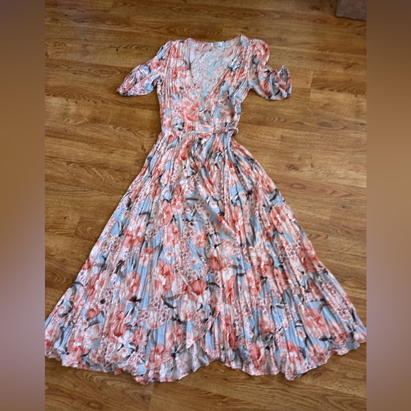 Showpo. Dresses & Skirts - Beautiful SHOWPO Floral Wrap Dress Size 8 ( smaller)